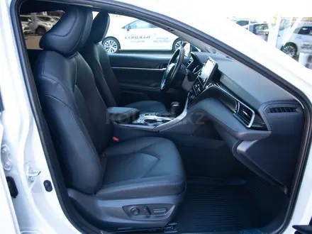 Toyota Camry 2021 года за 15 790 000 тг. в Алматы – фото 15