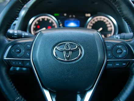 Toyota Camry 2021 года за 15 790 000 тг. в Алматы – фото 17