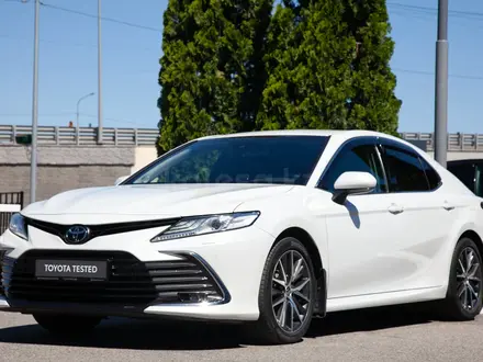 Toyota Camry 2021 года за 15 790 000 тг. в Алматы – фото 2
