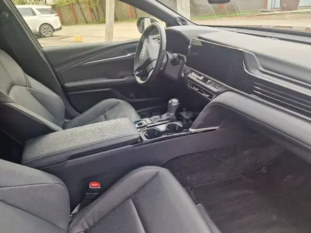 Toyota Camry 2024 года за 23 000 000 тг. в Актобе – фото 11
