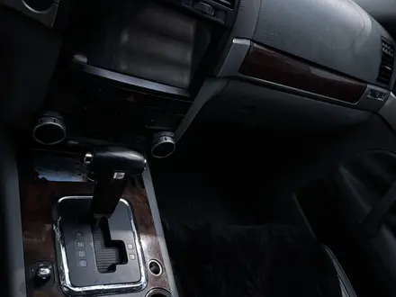 Volkswagen Touareg 2005 года за 3 500 000 тг. в Алматы – фото 10