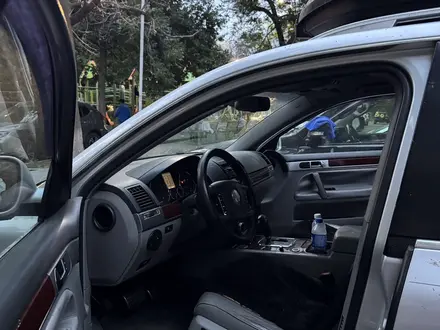 Volkswagen Touareg 2005 года за 3 500 000 тг. в Алматы – фото 17