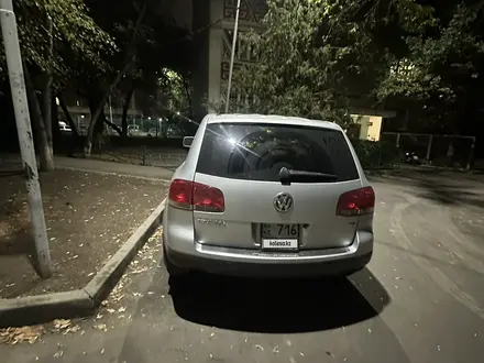 Volkswagen Touareg 2005 года за 3 500 000 тг. в Алматы – фото 22