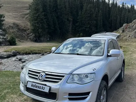 Volkswagen Touareg 2005 года за 3 500 000 тг. в Алматы – фото 23
