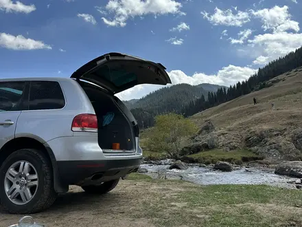 Volkswagen Touareg 2005 года за 3 500 000 тг. в Алматы – фото 26