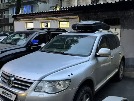 Volkswagen Touareg 2005 года за 3 500 000 тг. в Алматы – фото 3