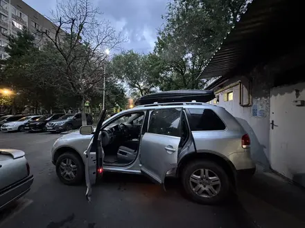 Volkswagen Touareg 2005 года за 3 500 000 тг. в Алматы – фото 8
