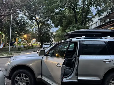 Volkswagen Touareg 2005 года за 3 500 000 тг. в Алматы – фото 7