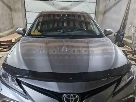 Toyota Camry 2023 года за 19 500 000 тг. в Атырау