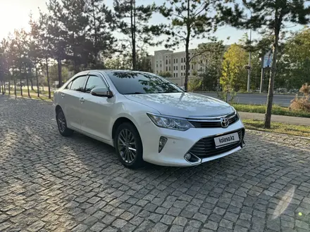 Toyota Camry 2017 года за 9 800 000 тг. в Алматы – фото 2