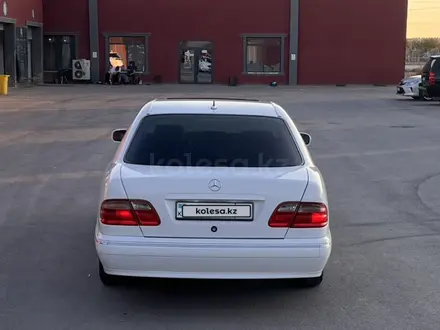 Mercedes-Benz E 320 2000 года за 5 120 968 тг. в Актау – фото 2