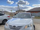 Toyota Camry 2006 года за 7 200 000 тг. в Уральск – фото 2