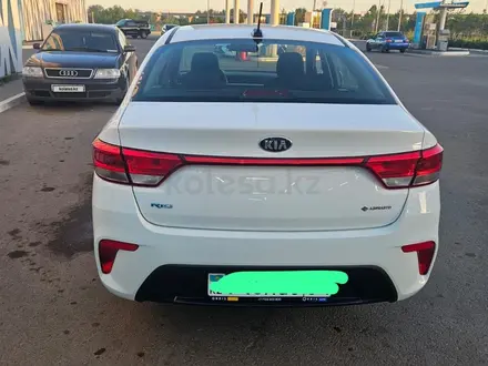 Kia Rio 2018 года за 7 800 000 тг. в Астана – фото 2