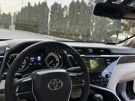 Toyota Camry 2019 года за 15 500 000 тг. в Алматы – фото 17