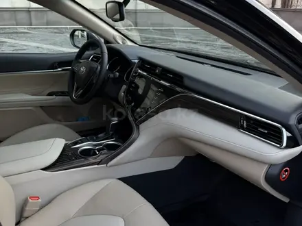Toyota Camry 2019 года за 15 500 000 тг. в Алматы – фото 25