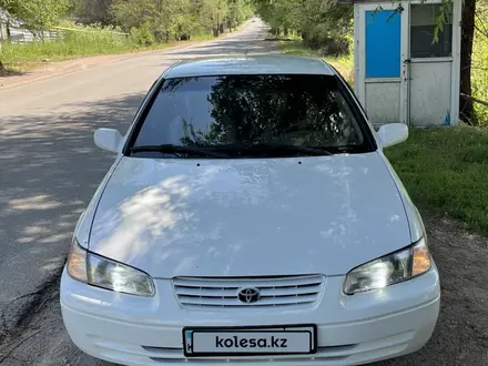 Toyota Camry 1998 года за 3 000 000 тг. в Алматы – фото 2