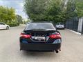 Toyota Camry 2018 года за 9 000 000 тг. в Уральск – фото 2