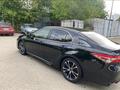 Toyota Camry 2018 года за 9 000 000 тг. в Уральск – фото 3