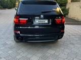 BMW X5 2013 года за 5 500 000 тг. в Караганда – фото 2