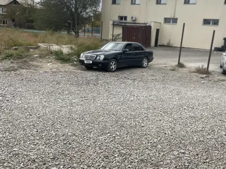 Mercedes-Benz E 240 2000 года за 4 000 000 тг. в Семей – фото 2