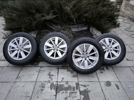 Комплект дисков с зимней и летней резиной на volkswagen polo за 150 000 тг. в Алматы
