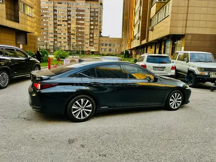 Lexus ES 300h 2019 года за 18 500 000 тг. в Алматы – фото 5