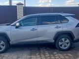 Toyota RAV4 2022 года за 19 000 000 тг. в Актобе – фото 2