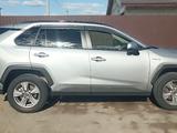 Toyota RAV4 2022 года за 19 000 000 тг. в Актобе – фото 3