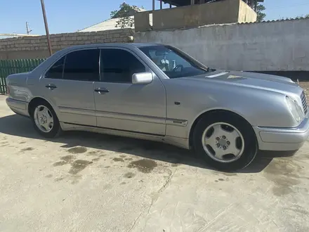 Mercedes-Benz E 320 1998 года за 3 300 000 тг. в Актау – фото 4