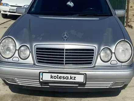 Mercedes-Benz E 320 1998 года за 3 300 000 тг. в Актау – фото 3