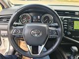Toyota Camry 2018 года за 14 700 000 тг. в Актобе – фото 4