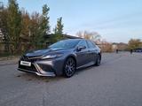 Toyota Camry 2021 года за 14 900 000 тг. в Павлодар – фото 2