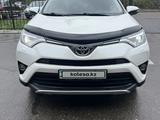 Toyota RAV4 2015 года за 10 600 000 тг. в Усть-Каменогорск