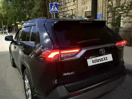 Toyota RAV4 2019 года за 13 500 000 тг. в Караганда – фото 3