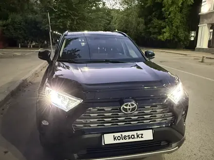 Toyota RAV4 2019 года за 13 500 000 тг. в Караганда – фото 2
