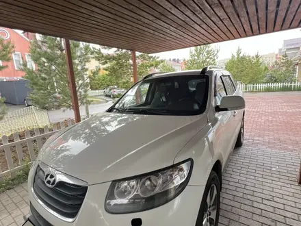 Hyundai Santa Fe 2012 года за 8 000 000 тг. в Астана – фото 2