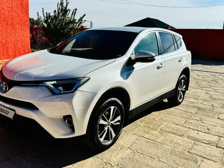 Toyota RAV4 2016 года за 11 500 000 тг. в Атырау – фото 2