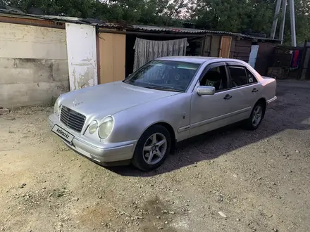 Mercedes-Benz E 200 1996 года за 1 850 000 тг. в Кокшетау – фото 2