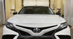 Toyota Camry 2022 года за 17 000 000 тг. в Атырау