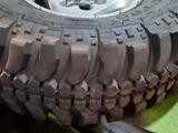 Грязевые шины в отличном состоянии, без пробоев протектор почти новый 35 за 300 000 тг. в Алматы – фото 2