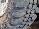 Грязевые шины в отличном состоянии, без пробоев протектор почти новый 35 за 300 000 тг. в Алматы – фото 4