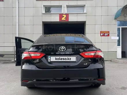 Toyota Camry 2018 года за 11 500 000 тг. в Костанай – фото 2