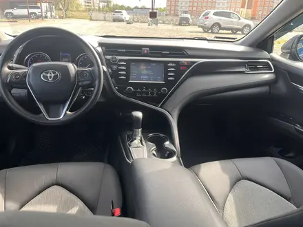 Toyota Camry 2018 года за 11 500 000 тг. в Костанай – фото 11