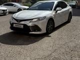 Toyota Camry 2022 года за 15 950 000 тг. в Караганда – фото 2
