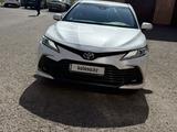 Toyota Camry 2022 года за 15 950 000 тг. в Караганда – фото 4
