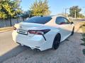 Toyota Camry 2022 года за 14 200 000 тг. в Уральск – фото 2