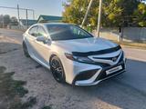 Toyota Camry 2022 года за 14 200 000 тг. в Уральск