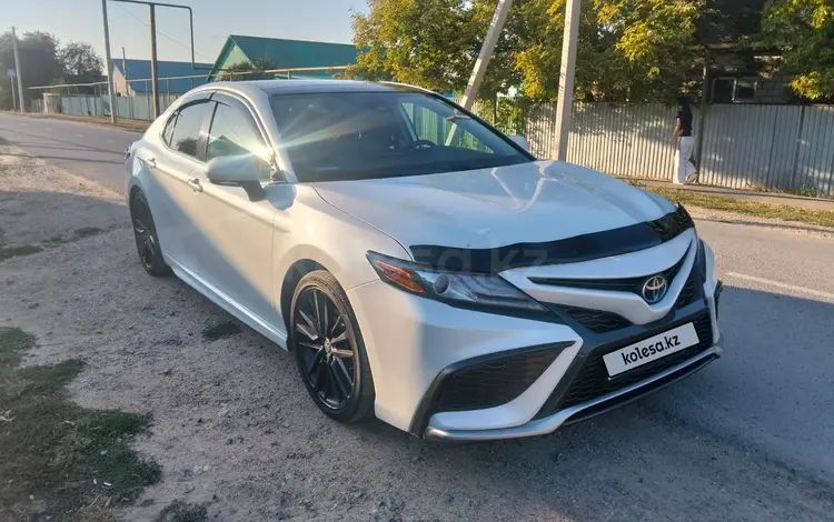 Toyota Camry 2022 года за 14 200 000 тг. в Уральск