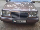 Mercedes-Benz E 200 1993 года за 2 150 000 тг. в Тараз – фото 2