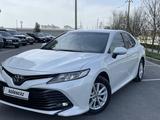 Toyota Camry 2020 года за 14 000 000 тг. в Шымкент – фото 2